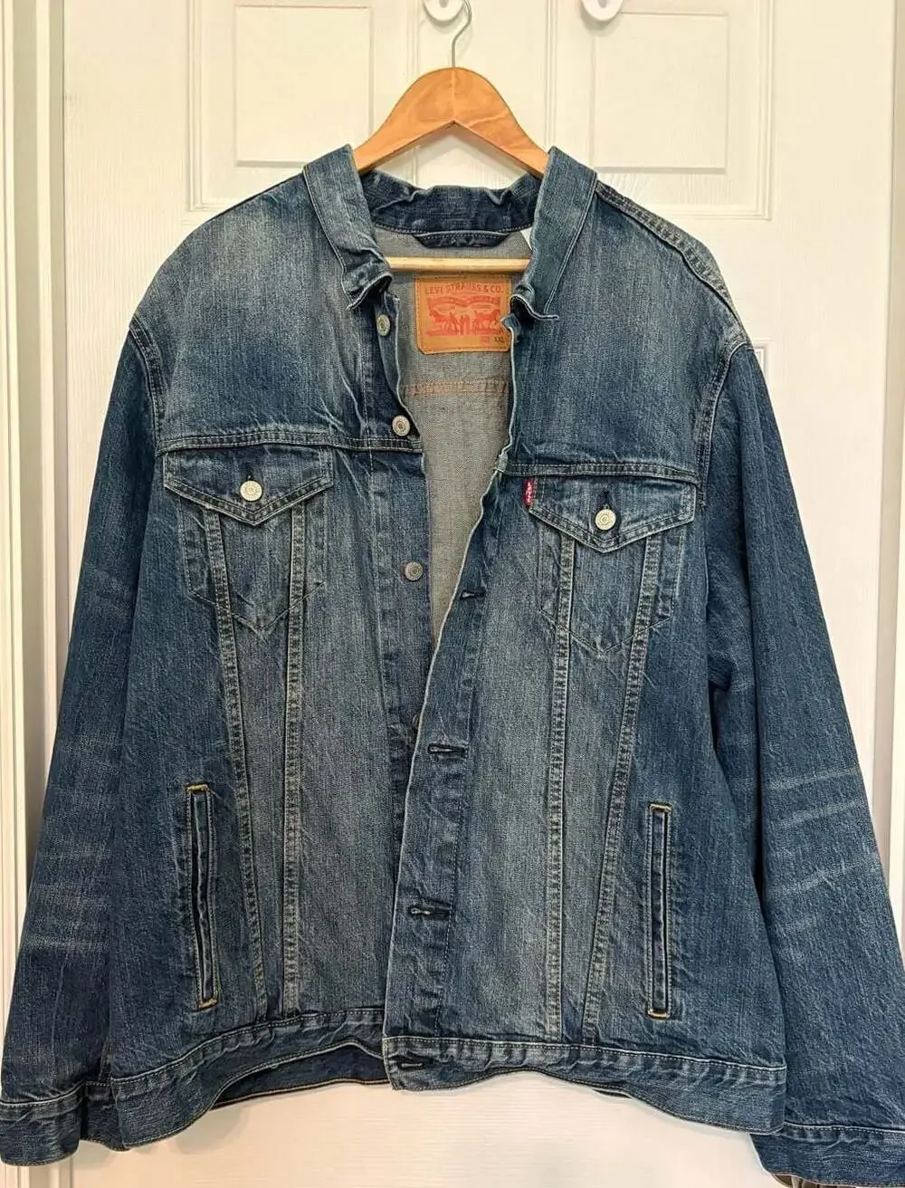 EUC Levi's Medium Wash Denim Trucker Jacket Size XXL